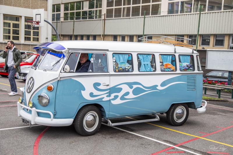 Volkswagen Kombi: O Multiuso Mundial. Fez aniversário mundial em 8 de março e no Brasil em 2 de setembro.