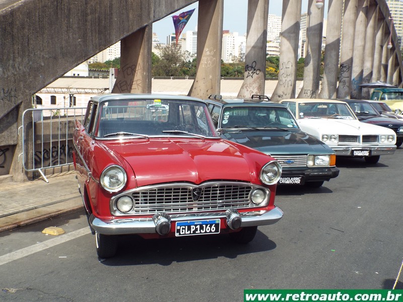 Virada Cultural 2023 com exposição de automóveis antigos, Belo Horizonte, Minas Gerais.