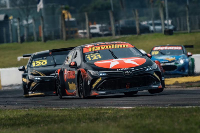 Stock Car: Felipe Baptista coroa jornada memorável com vitória e dobradinha com irmão Vitor Baptista no Velopark