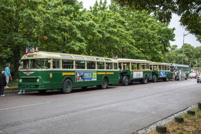 Club Vincennes en Anciennes – Travessia de verão em ônibus. Paris, França, julho 2025