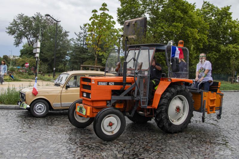 Club Vincennes en Anciennes – Travessia de verão em tratores. Paris, França, julho 2025