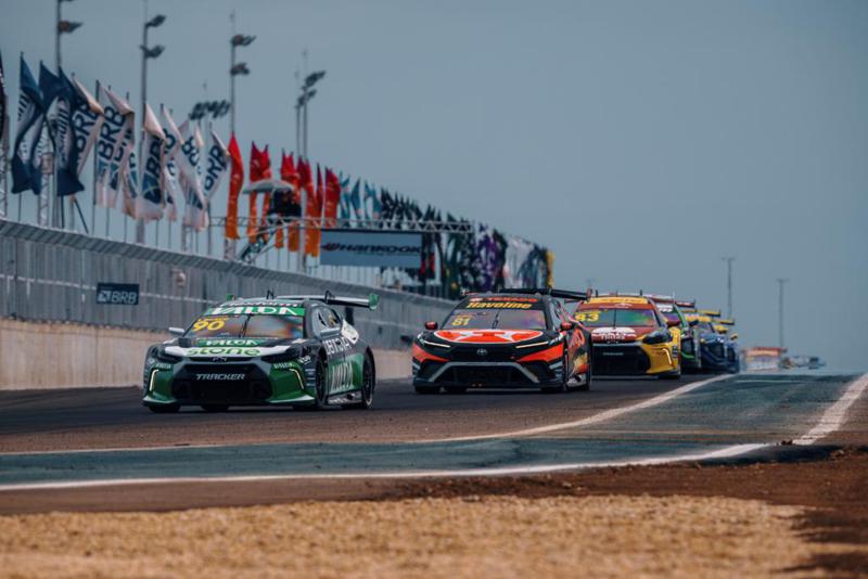 Stock Car Pro Series: Ricardo Maurício vive sábado histórico em Cuiabá e vence primeira corrida noturna da BRB Stock Car